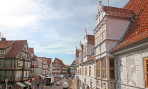 Celle_Altes-Rathaus Altstadtstraße in Celle mit Fachwerkhäusern und barockem Gebäude bei Tageslicht.