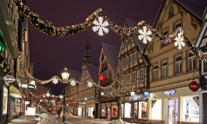 Celle_altstadt_schnee_weihnachtsbeleuchtung Beleuchtete Altstadtstraße in Celle mit Weihnachtsdekoration und geschmückten Fassaden.