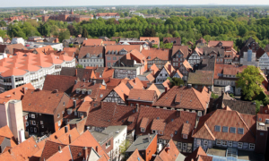 Celle_altstadt_vogelperspektive Luftaufnahme von Celle, Häuser mit roten Ziegeldächern und grünem Umland.