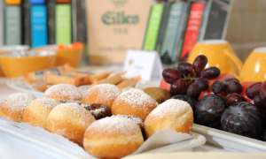 Nahaufnahme eines Buffets mit Mini-Berlinern, Trauben und Karaffen.